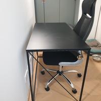 scrivania e sedia ergonomica