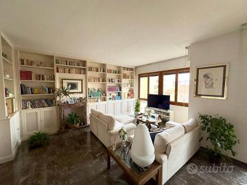 Appartamento di 153 m² con più di 5 locali e box a