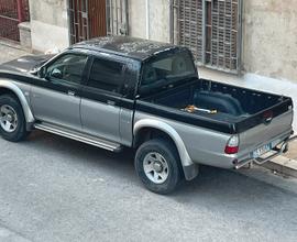 Mitsubishi L 200 4x4 nero/grigio