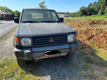 Mitsubishi pajero 2,5 tdi per ricambi