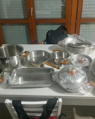 set completo di pentole in acciaio 