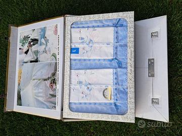 Corredo da letto ricamato nuovo in valigetta