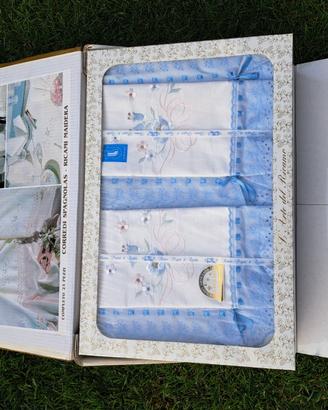 Corredo da letto ricamato nuovo in valigetta