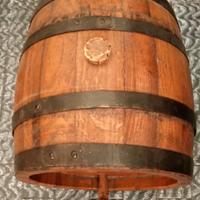 botte in legno da banco con rubinetto. 