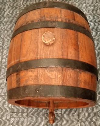 botte in legno da banco con rubinetto. 