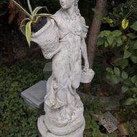 Statua da giardino in pietra – Figura femminile