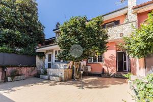 VILLA A SCHIERA A NEPI