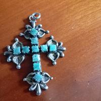 Croce in smeraldi grezzi