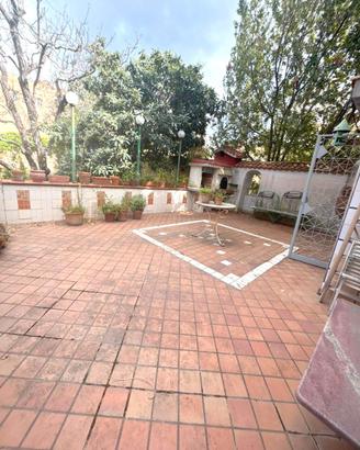 Zona chiaia- 8 vani+2acc. con terrazzo e p.auto