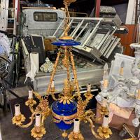 Lampadario in ottone, oro zecchino e porcellana