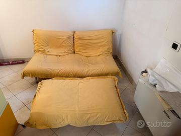 Divano 2 posti con pouf abbinato