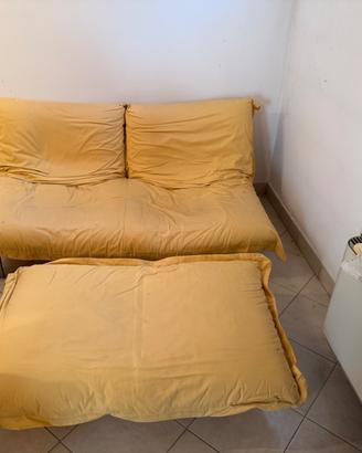 Divano 2 posti con pouf abbinato