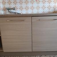 Cucina con lavello e lavastoviglie