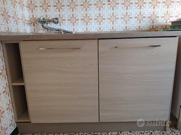 Cucina con lavello e lavastoviglie