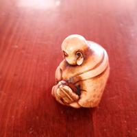 Statuetta giapponese Netsuke in resina patinata