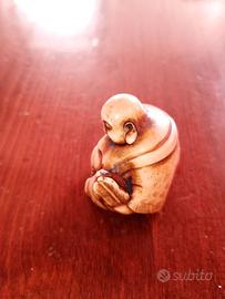 Statuetta giapponese Netsuke in resina patinata
