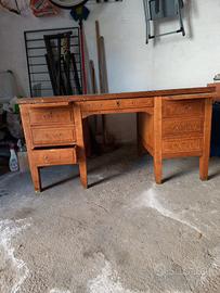 Scrivania antica in legno solido