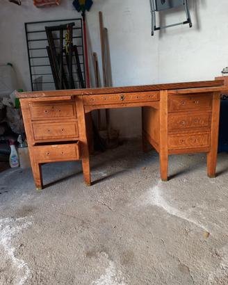 Scrivania antica in legno solido