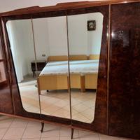 Set con mobili in legno di noce.