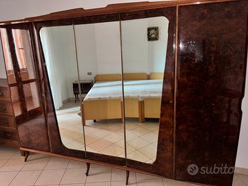 Set con mobili in legno di noce.