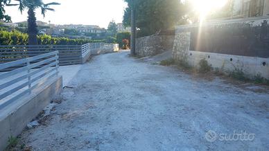 Terreno con piccola casetta