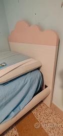 Cameretta dotata di scrivania, letto , mensola