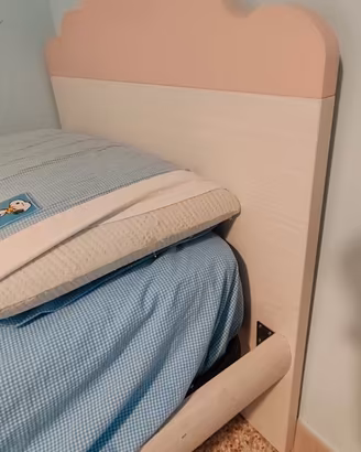 Cameretta dotata di scrivania, letto , mensola