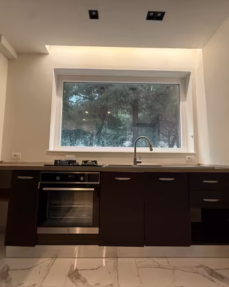 Cucina con lavandino, piano cottura e rubinetteria