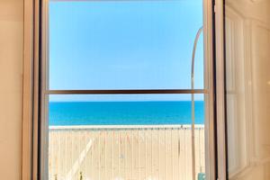 Gradevole attico sul mare davanti Terme dal 19/09