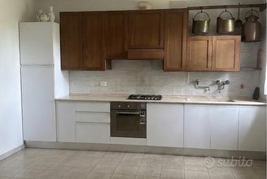 Cucina completa bicolore con elettrodomestici