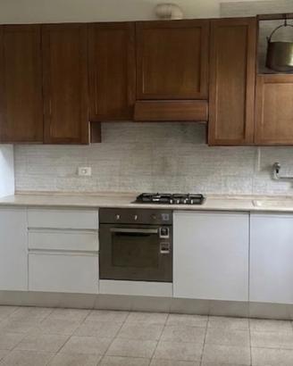 Cucina completa bicolore con elettrodomestici