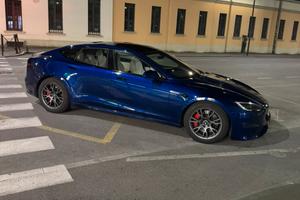 Tesla Model S Plaid, l’eclissi del biturbo