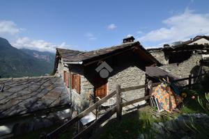 CASA SEMINDIPENDENTE A SAINT-DENIS