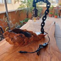 lampada in legno di ulivo e ferro 