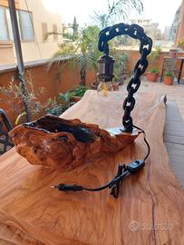 lampada in legno di ulivo e ferro 