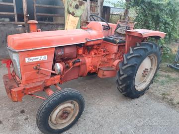 Trattore agricolo