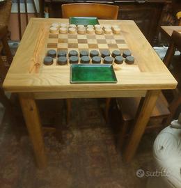 Tavolo da gioco per scacchi o dama. 