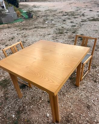 Tavolo e 4 sedie in legno moderno