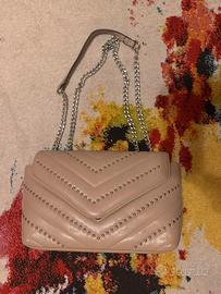 borsa trapuntata chevron borchie beige