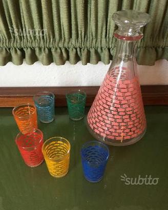 Bottiglia bicchieri antichi colorati erano antica