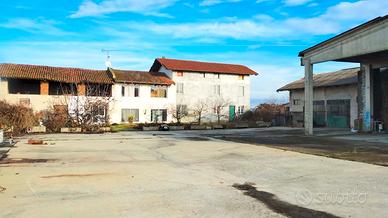 Cascina con capannone