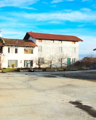 Cascina con capannone