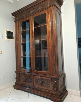 Credenza con vetrina d'antiquariato