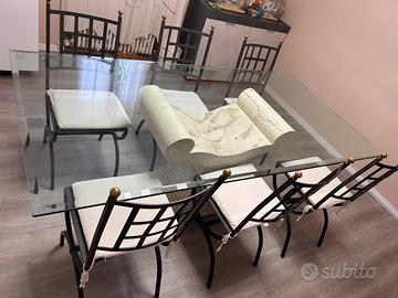 Tavolo in vetro e sedie in ferro