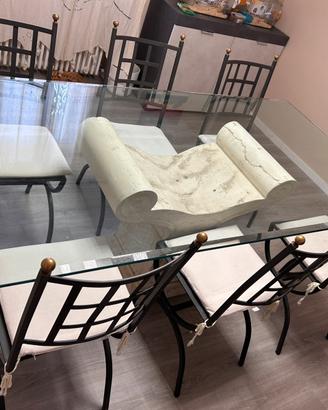 Tavolo in vetro e sedie in ferro