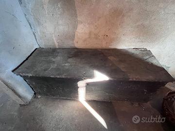Vecchia cassapanca in legno