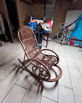 Sedia dondolo in legno