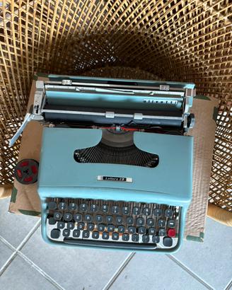 Macchina da scrivere Olivetti Lettera 22