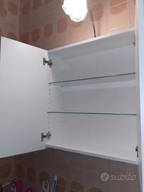 armadio in legno con specchio a due ante