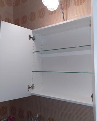 armadio in legno con specchio a due ante